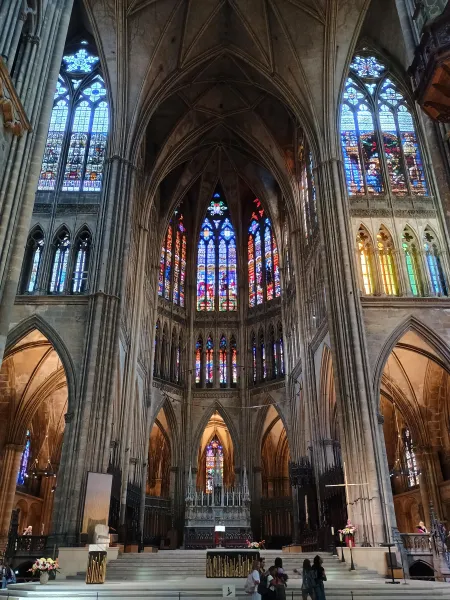 In view of the altar, Metz cathedral