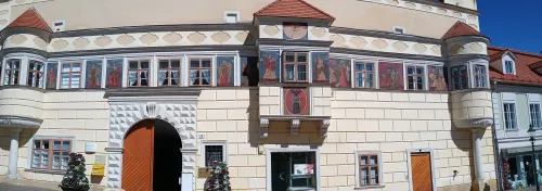 Eisenstadt, Rathausfassade mit Darstellungen der sieben Tugenden