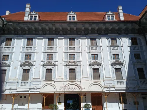Schloss Esterh&aacute;zy, Innenhof