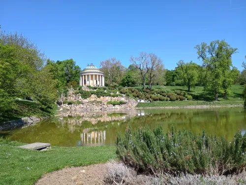 Schlosspark Schloss Esterh&aacute;zy, Blick auf den Leopoldinentempel