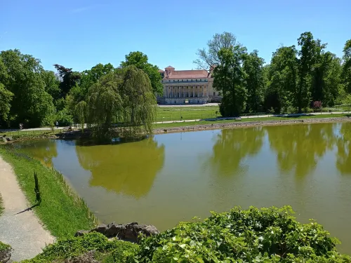 Blick vom Leopoldinentempel auf die Fassade von Schloss Esterh&aacute;zy