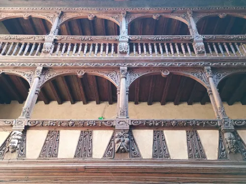 Balcony with wooden carvings, Maison de l'Oevre Notre-Dame
