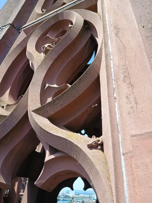 Waschb&auml;r und Maus auf einem Architekturelement von 2006, Basler M&uuml;nster