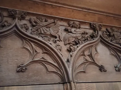Mischwesen mit Musikinstrumenten, Holzschnitzerei im Chorgest&uuml;hl des Basler M&uuml;nster