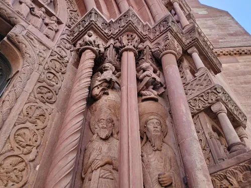 Detail vom Nordportal des Basler M&uuml;nsters
