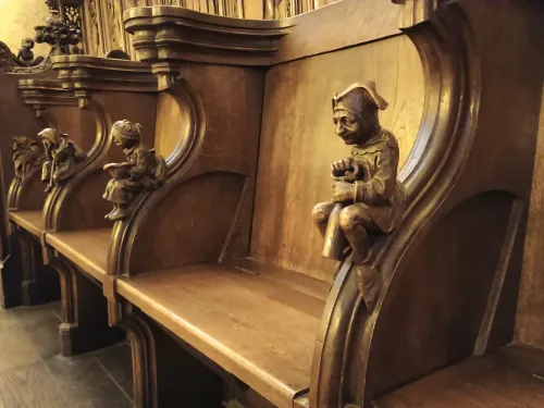 Geschnitzte Figuren im Chorgest&uuml;hl in der Sankt Martinskirche, Colmar