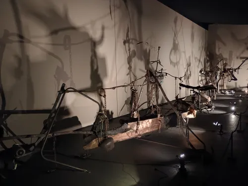 Totentanz im Jean Tinguely Museum