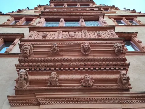 Detail der K&ouml;pfe am Maison des T&ecirc;tes, Colmar