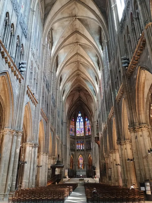 Im Kirchenschiff der Kathedrale von Metz