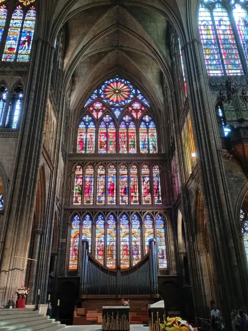 Eines der gro&szlig;en Fenster im Querschiff der Kathedrale von Metz