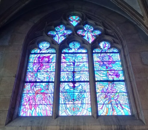 Modernes Glasfenster von Jean Cocteau, Saint Maximin, Metz