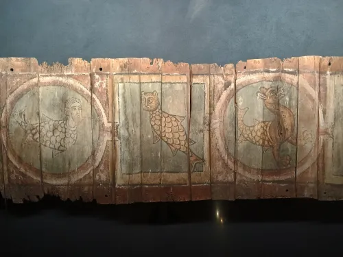 Fragment einer bemalten Holzdecke aus dem Mittelalter mit Darstellung dreier Mischwesen, Mus&eacute;e de la Cour d'Or, Metz