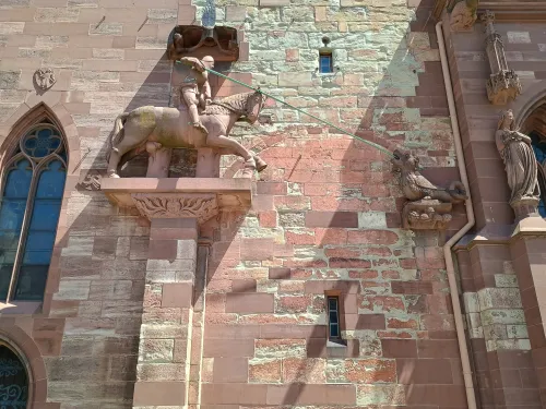 Der heilige Georg t&ouml;tet den Drachen, Statue am Basler M&uuml;nster