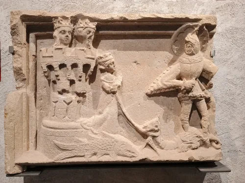 Der heilige Georg t&ouml;tet den Drachen und rettet die Prinzessin, Relief, Mus&eacute;e de la Cour d'Or, Metz