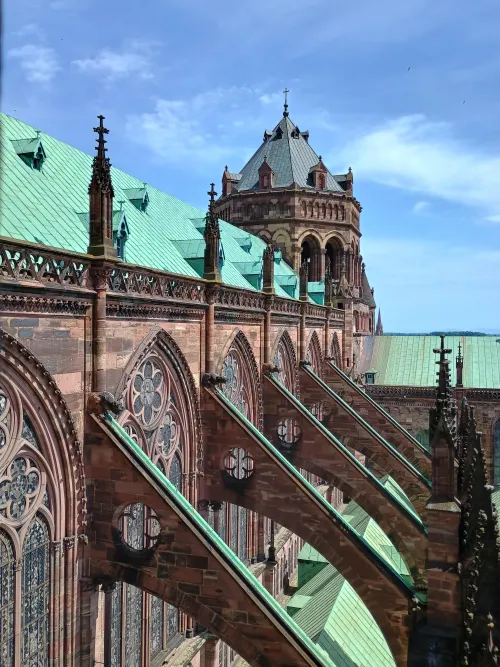 Blick entlang am Kirchenschiff des Stra&szlig;burger M&uuml;nsters w&auml;hrend der Plattformbesteigung