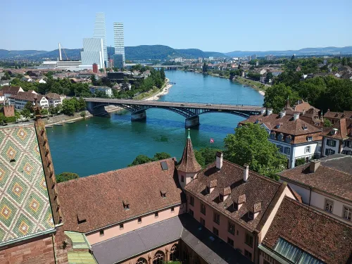 Blick vom M&uuml;nster &uuml;ber den Kreuzgang auf den Rhein und Basel